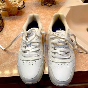 Ladies Reebok white sneakers barely worn